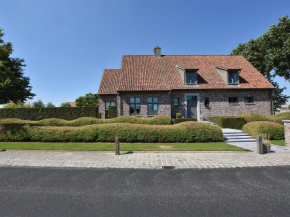 Tasteful Mansion in Lichtervelde with Jacuzzi